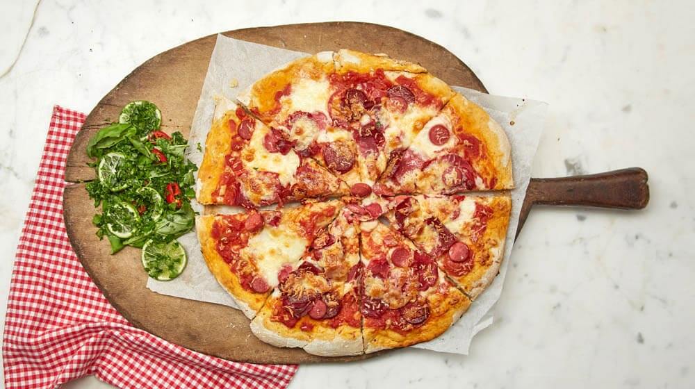 Şarküteri Pizza Tarifi: Bol Malzemeli ve Lezzet Dolu Ev Yapımı Pizza